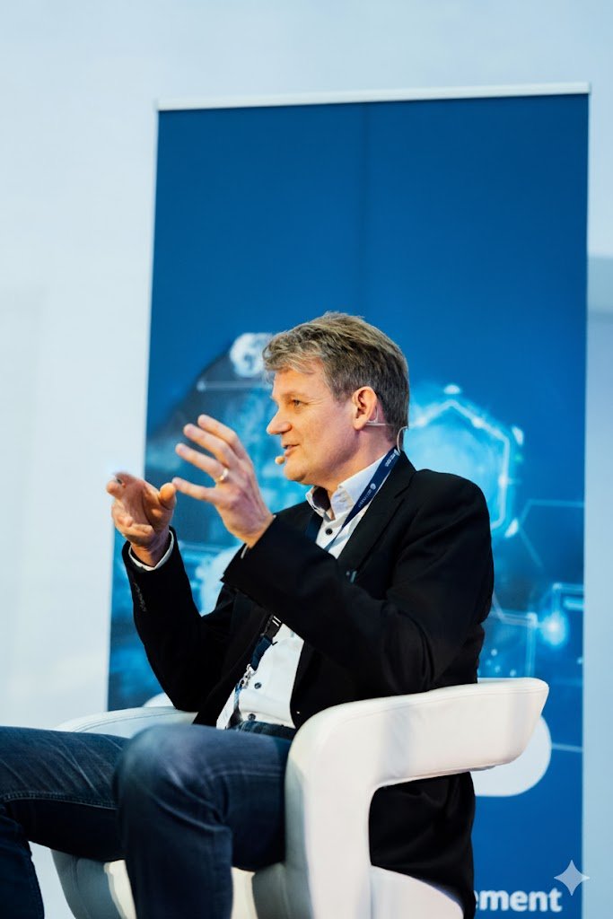 Knut Alicke speaking on stage